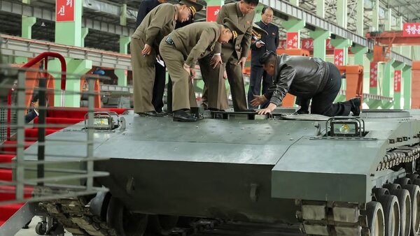 کارخانه ساخت سلاح در کره شمالی؛ پیشرفت بزرگ کره شمالی در تانکسازی | تصاویر