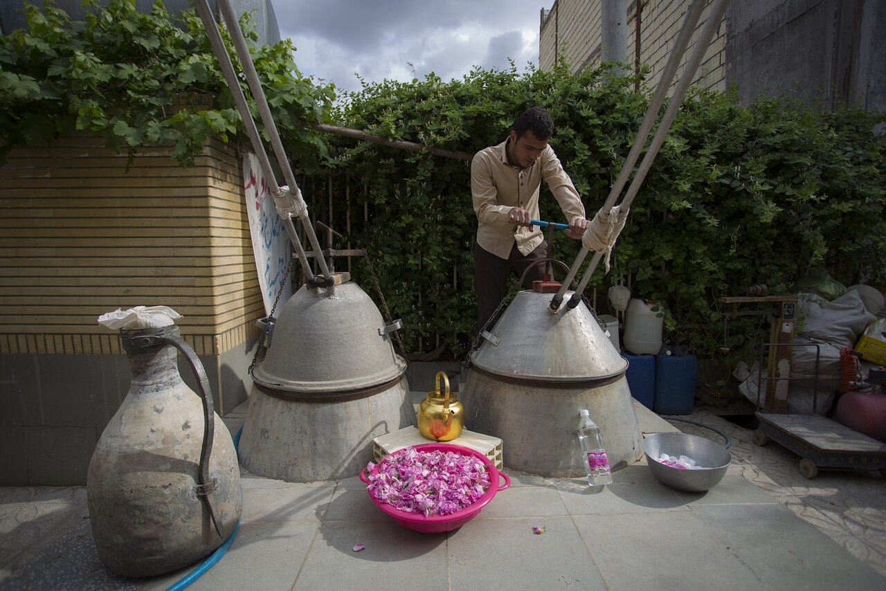 کارگاه گلابگیری در خانه