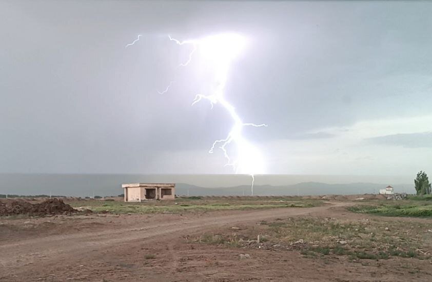 لحظه حیرت انگیز برخورد رعدوبرق در شهر قزوین | تصاویر