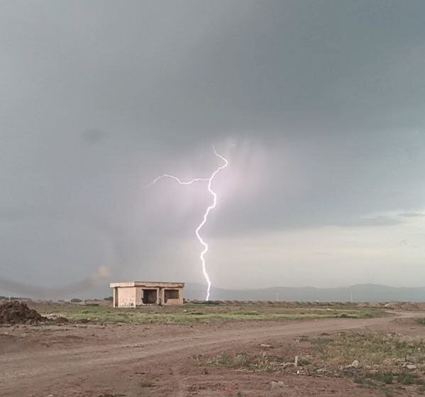 لحظه حیرت انگیز برخورد رعدوبرق در شهر قزوین | تصاویر