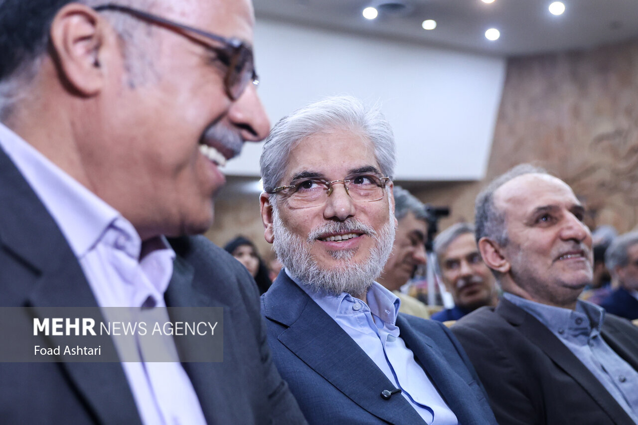 پلاکاردهای معنادار دانشجویان دانشگاه تهران در مراسم گرامیداشت روز معلم | حال دانشگاه تهران خوب نیست؛ آقای حسینی شما ۲ ماه هست دیگر ...| تصاویر