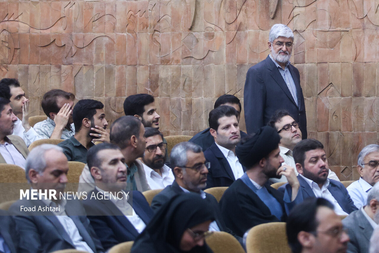 پلاکاردهای معنادار دانشجویان دانشگاه تهران در مراسم گرامیداشت روز معلم | حال دانشگاه تهران خوب نیست؛ آقای حسینی شما ۲ ماه هست دیگر ...| تصاویر