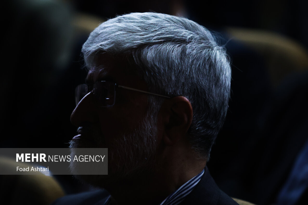 پلاکاردهای معنادار دانشجویان دانشگاه تهران در مراسم گرامیداشت روز معلم | حال دانشگاه تهران خوب نیست؛ آقای حسینی شما ۲ ماه هست دیگر ...|  تصاویر