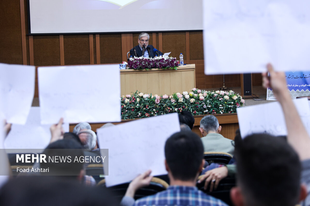 پلاکاردهای معنادار دانشجویان دانشگاه تهران در مراسم گرامیداشت روز معلم | حال دانشگاه تهران خوب نیست؛ آقای حسینی شما ۲ ماه هست دیگر ...| تصاویر