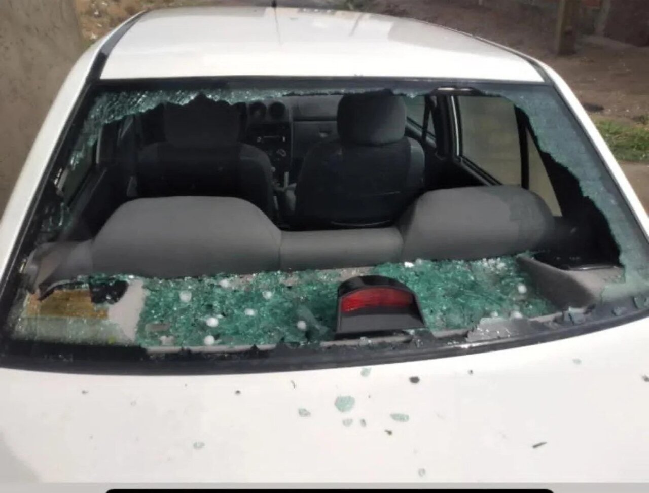شکسته شدن شیشه خودروها در آذربایجان شرقی؛ خسارت باورنکردنی تگرگ را ببینید + عکس
