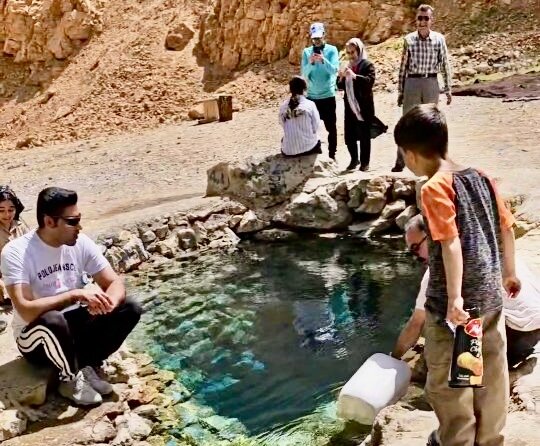 فوران یک چاه پر آب در این نقطه از کشور + فیلم