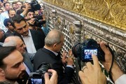 تصویری متفاوت از پزشکیان در حرم امام رضا(ع)