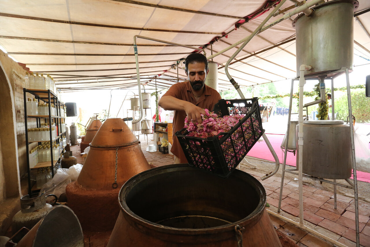 گشت و گذار بهاری در بزرگترین باغ خاورمیانه در تهران