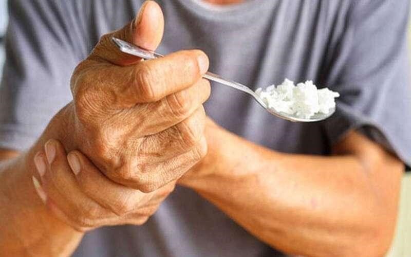 علت لرزش دست و روش‌های درمان آن