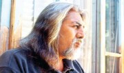 مردی که در خواب‌هایش، همواره یک باغ می‌سوخت | در ستایش حسین منزوی شاعری که برای عشق زمینی غزل سرود