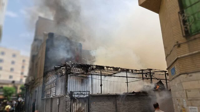 تصاویر جدید از محل آتش سوزی انبار لوازم یدکی موتور سیکلت |‌ وضعیت محل حادثه بعد از اطفای حریق
