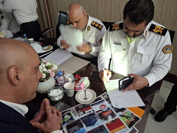 برق مرکز پاسخگوییِ پلیس هنگام حضور رئیس پلیس راهور قطع شد! | تصاویر