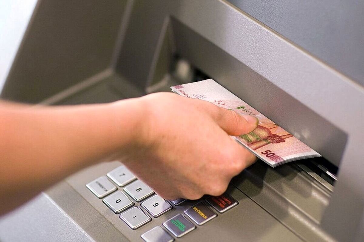 دریافت پول، پولی شد! | اتفاق جدید در بخشنامه کارمزد خدمات بانکی پول