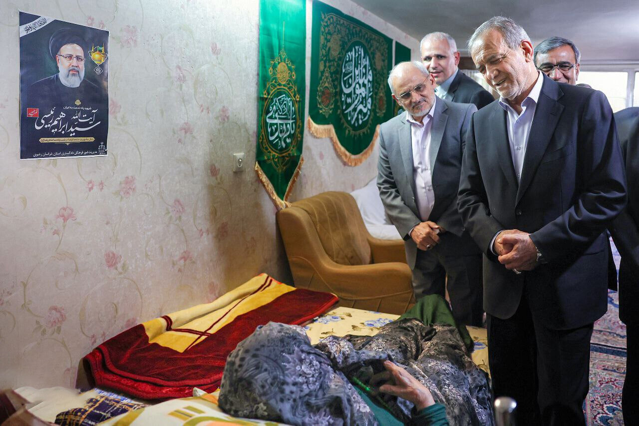 قابی از یک دیدار خاص پزشکیان در مشهد