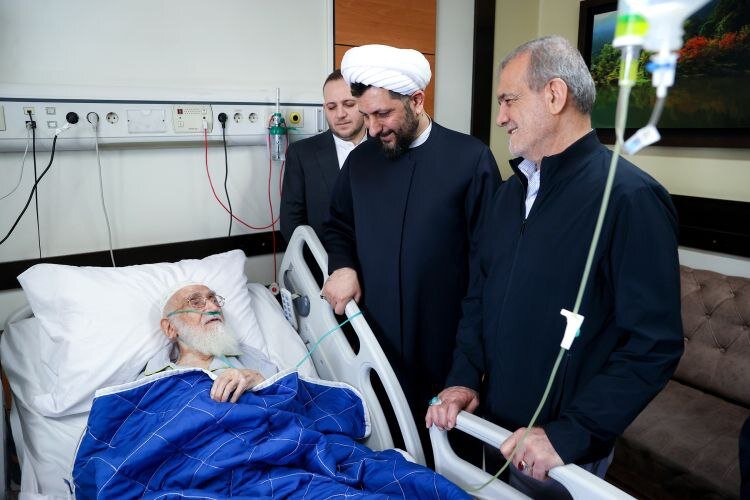 پزشکیان بر بالین آیت‌الله نوری همدانی | تصاویر