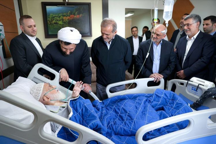 پزشکیان بر بالین آیتالله نوری همدانی | تصاویر