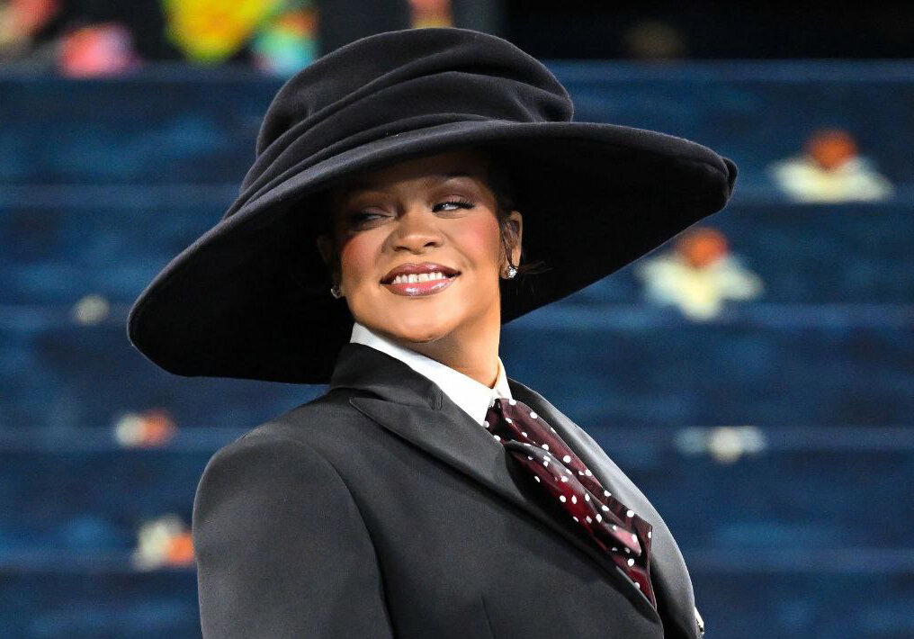 پوشش عجیب خانم خواننده در بارداری سومش واکنش برانگیز شد | ببینید