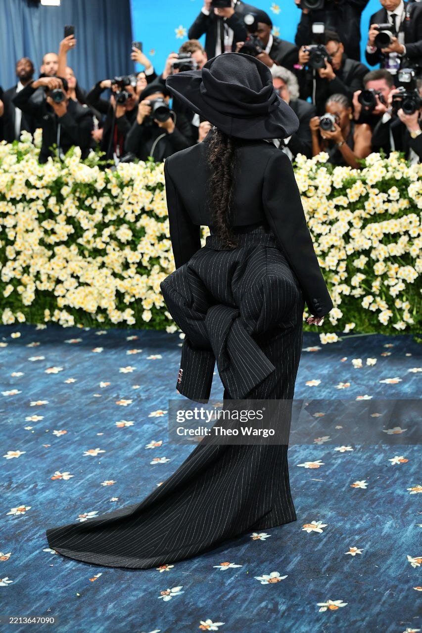 پوشش عجیب خانم خواننده در بارداری سومش واکنش برانگیز شد | ببینید