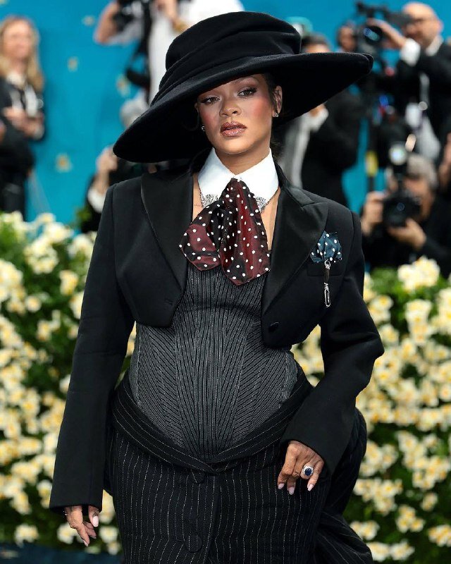 پوشش عجیب خانم خواننده در بارداری سومش واکنش برانگیز شد | ببینید