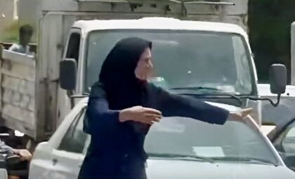 برق رفت؛ این زن شجاع، شهر را از ترافیک نجات داد + فیلم