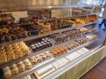 قیمت انواع شیرینی در شب یلدا؛ رولت، نان خامه‌ای، باقلوا و نارگیلی کیلویی چند شد؟