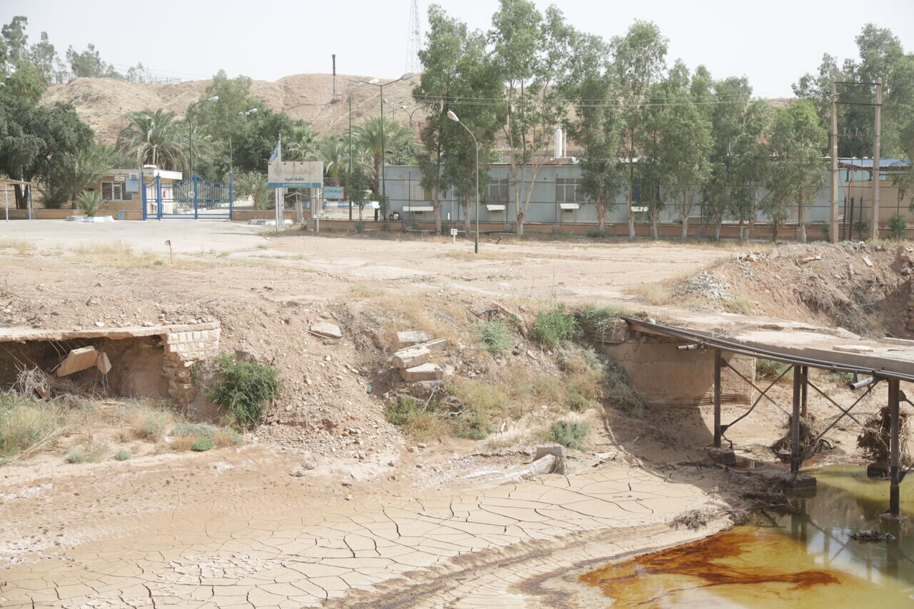 نشت تأسیسات نفتی به آب و محیط زیست در کرمانشاه + ویدئو و عکس