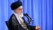 واکنش رهبر انقلاب به صلوات فرستادن و دست زدن همزمان کارگران + ویدئو