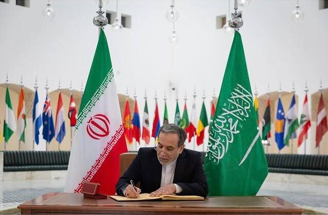 امضای دفتر یادبود وزارت خارجه عربستان توسط عراقچی + ویدئو