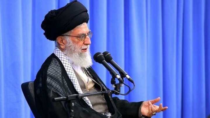 واکنش رهبر انقلاب به صلوات فرستادن و دست زدن همزمان کارگران + ویدئو