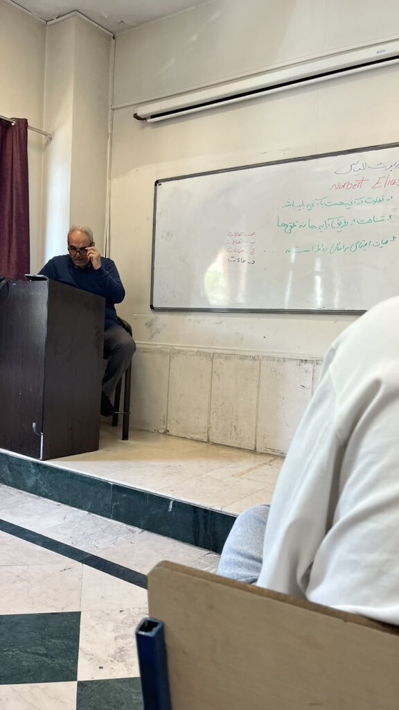 تصویری از جواد خیابانی حین تدریس در دانشگاه | دانشجویان: خیلی سخت گیر است