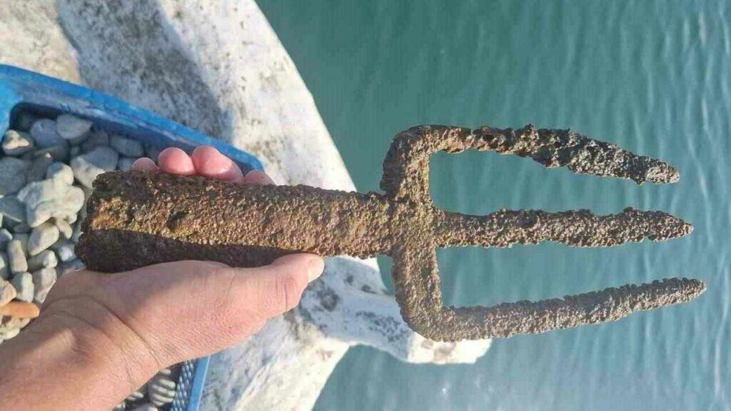 بیرون آمدن نیزه خدای یونانی بعد از ۲ هزار سال از عمق یک دریاچه | عکس