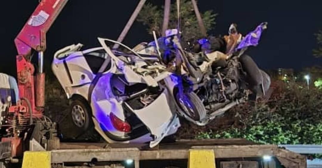 وضعیت عجیب پژو ۲۰۶ پس از برخورد با گاردریل در بزرگراه شهید بابایی  | تصاویر