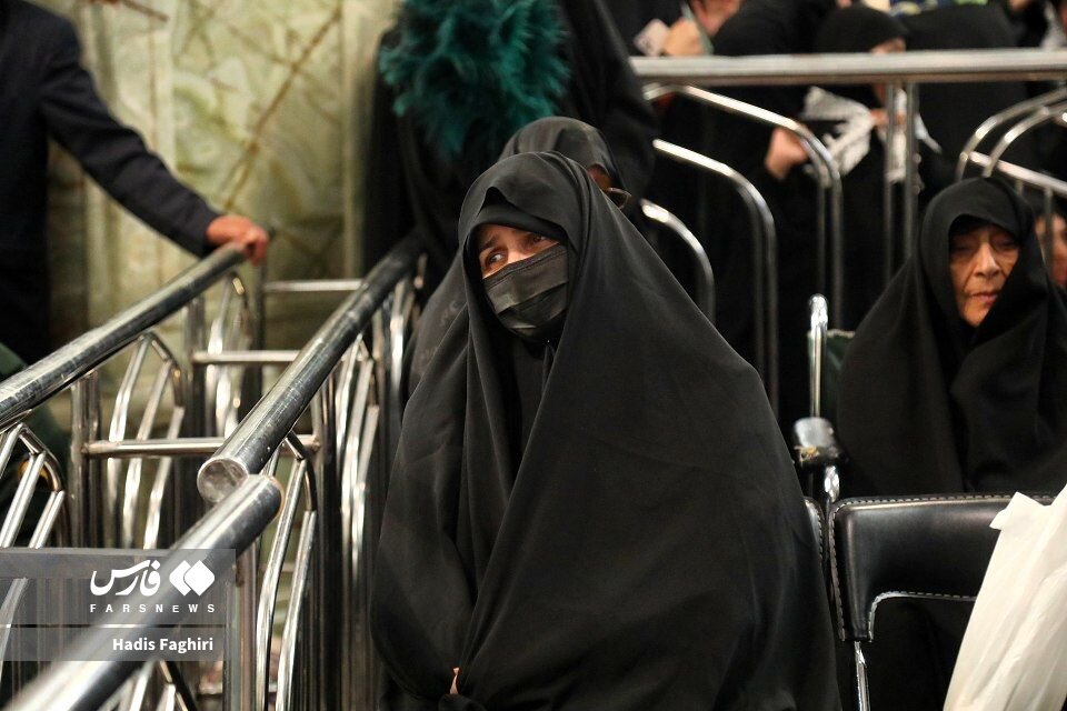 تصاویری از مادر، همسر و دختران شهید رئیسی در مراسم اولین سالگرد شهید جمهور | تصاویر