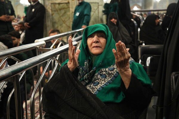 تصاویری از مادر، همسر و دختران شهید رئیسی در مراسم اولین سالگرد شهید جمهور | تصاویر