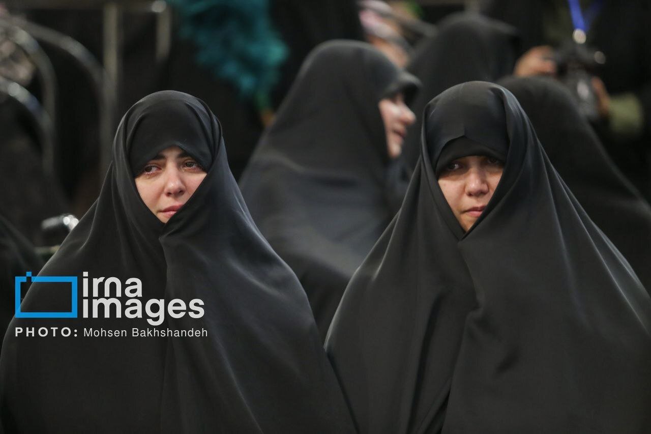 تصاویری از مادر، همسر و دختران شهید رئیسی در مراسم اولین سالگرد شهید جمهور | تصاویر