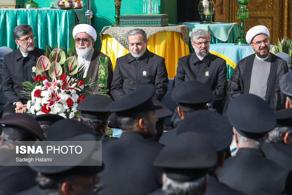 عراقچی با لباس خادمی در مراسم تعویض پرچم گنبد مطهر رضوی | تصاویر