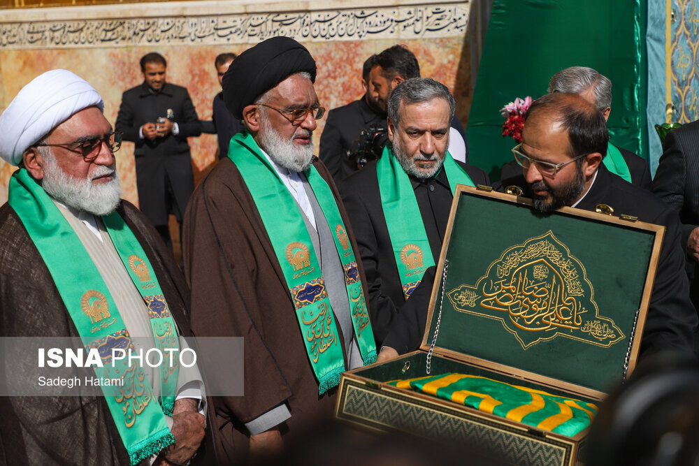عراقچی با لباس خادمی در مراسم تعویض پرچم گنبد مطهر رضوی | تصاویر