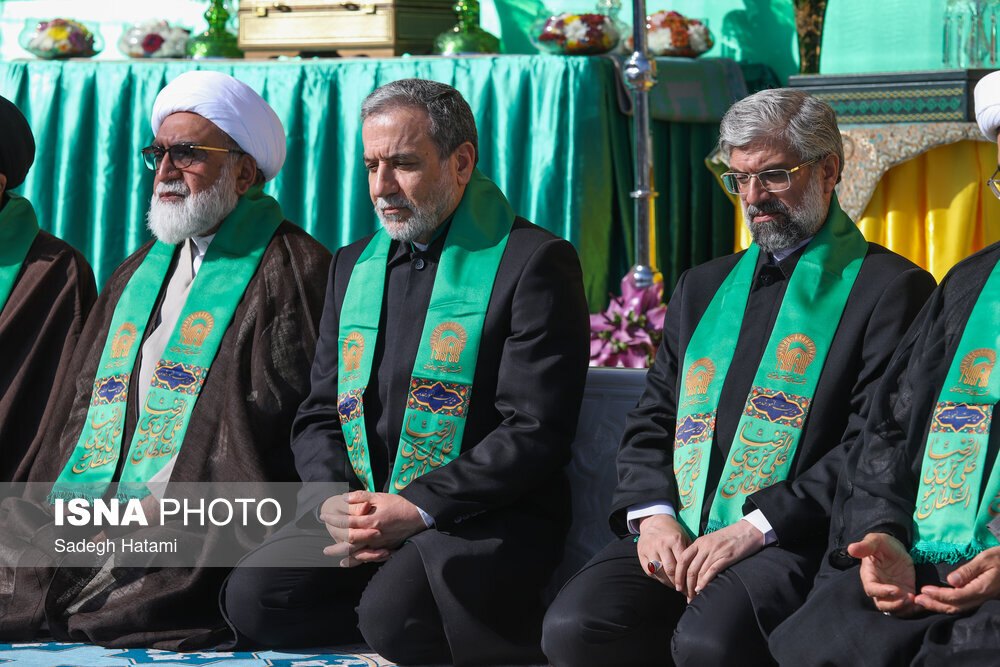 عراقچی با لباس خادمی در مراسم تعویض پرچم گنبد مطهر رضوی | تصاویر