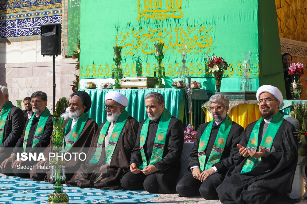 عراقچی با لباس خادمی در مراسم تعویض پرچم گنبد مطهر رضوی | تصاویر