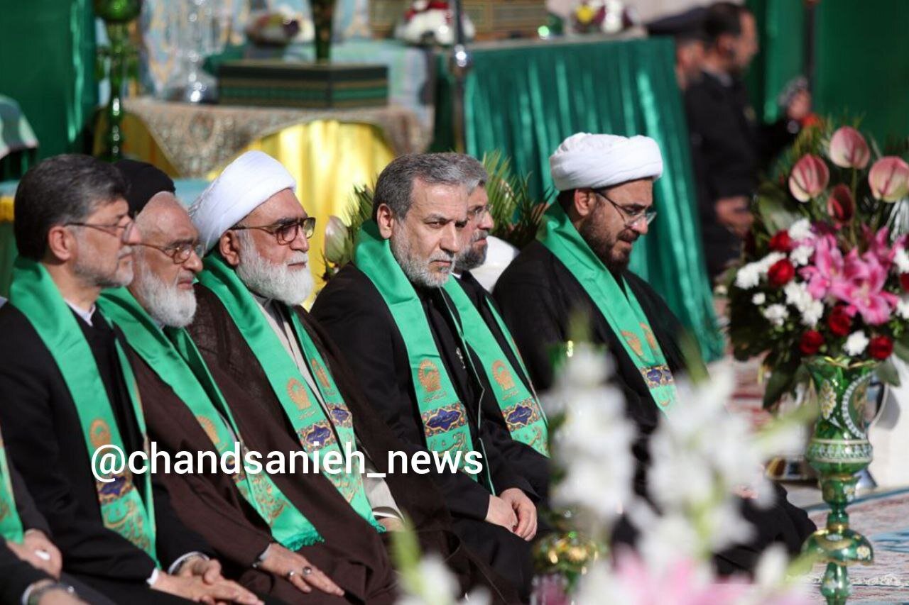 عراقچی با لباس خادمی در مراسم تعویض پرچم گنبد مطهر رضوی | تصاویر