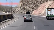 تصاویری عجیب و خطرناک از تمرین بدلکاری یک زن روی سقف پراید! | خودرو توقیف شد