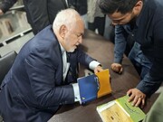 ظریف با حضور در نمایشگاه، کتاب خاطرات خود را امضا کرد + ویدئو
