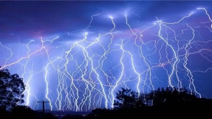 فیلم لحظه اصابت رعد و برق به تیر برق در مشگین‌شهر | ۲ دختر خوش شانس بودند! + ویدئو