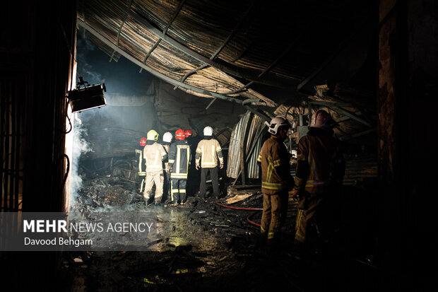 آتش به جان یک هتل در تهران + تصاویر | نجات ۱۳۰ مهمان و کارمند از میان آتش و دود