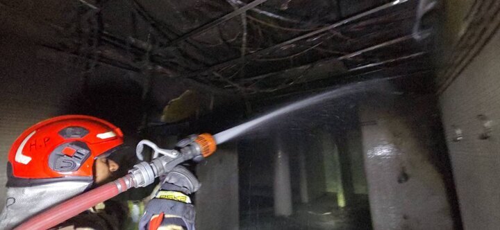 آتش به جان یک هتل در تهران + تصاویر | نجات ۱۳۰ مهمان و کارمند از میان آتش و دود