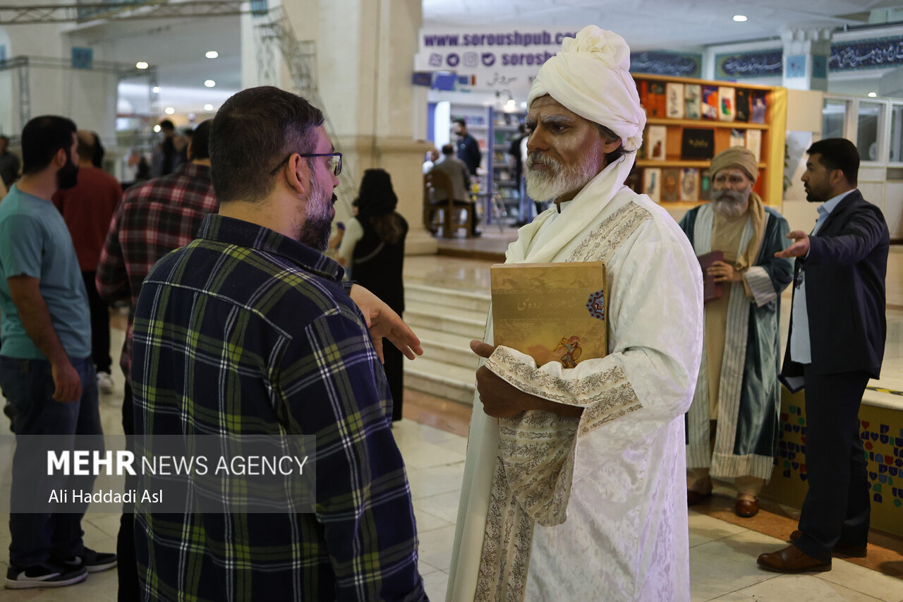 حضور سعدی، مولانا، حافظ و فردوسی در نمایشگاه کتاب تهران! | تصاویر