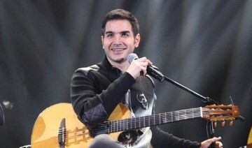 عطسه محسن یگانه وسط اجرای آهنگ در کنسرت و واکنش مخاطبان + ویدئو