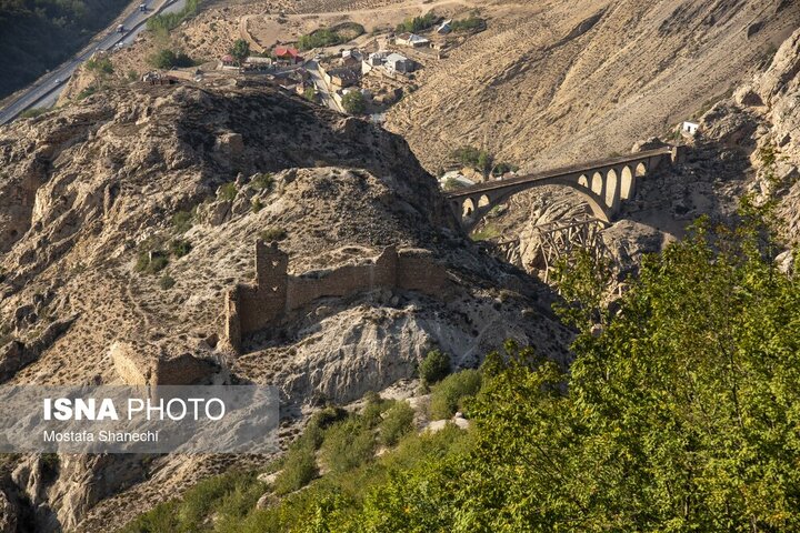 قلعه «مازیار ورسک» در نزدیکی پل «ورسک» قرار دارد و ۲۰ متر ارتفاع دارد، بنای اصلی ارگ در ۵۰ متری ورودی قرار گرفته است. این قلعه بر بلندای کوهی به ارتفاع ۳۵۰ متر قرار دارد.
