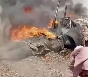 لحظه سقوط و آتش گرفتن یک جنگنده در پاکستان + فیلم