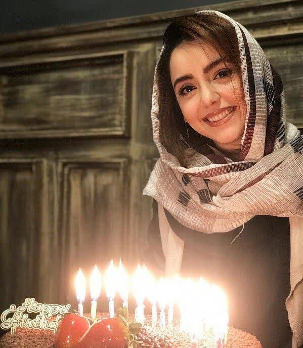 کیک تولد خلاقانه نازنین بیاتی ستاره سریال تاسیان؛ نمادی از خلاقیت و هنر ایرانی در قنادی + عکس کیک تولد خلاقانه نازنین بیاتی ستاره سریال تاسیان؛ نمادی از خلاقیت و هنر ایرانی در قنادی + عکس ساعدنیوز:نازنین بیاتی تصویری از کیک تولدش که خلاقانه دیزاین شده است را با کاربران به اشتراک گذاشت و مورد توجه کاربران قرار گرفت.  به گزارش هفت صبح، خلاقیت به‌عنوان یکی از قابلیت‌های انسانی، امروزه به‌عنوان یکی از مهارت‌های اساسی در جوامع مختلف به شمار می‌رود. خلاقیت به معنای توانایی تفکر خارج از الگو، ایجاد راهکارهای جدید و نوآوری است. خلاقیت در زمینه‌های مختلفی مانند هنر، علم، فناوری، مدیریت و ... مورداستفاده قرار می‌گیرد و به‌عنوان یکی از مهم‌ترین عوامل توسعه اجتماعی و اقتصادی شناخته می‌شود.  نازنین بیاتی با انتشار تصویری از کیک تولدش، این لحظه جالب و صمیمی را با کاربرانش به اشتراک گذاشت. این عکس کیک او که نشاندهنده خلاقیت خاص قناد بود، توجه بسیاری از طرفداران او را جلب کرد و واکنش‌های مثبتی را به همراه داشت.